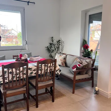 Eva Pihenohaz Tiszafoeldvar Holiday home *