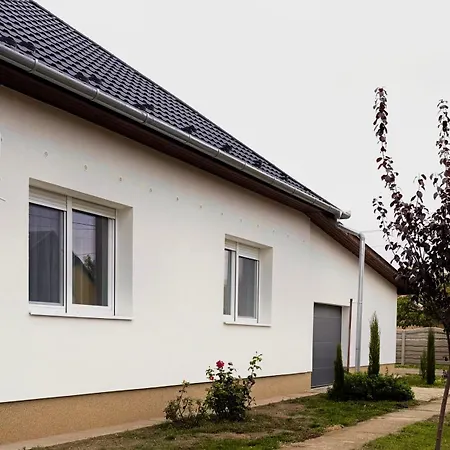 Eva Pihenohaz Tiszafoeldvar בית נופש